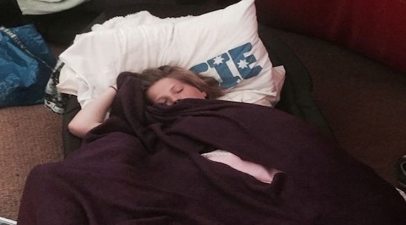 تنام 20 ساعة في اليوم بسبب