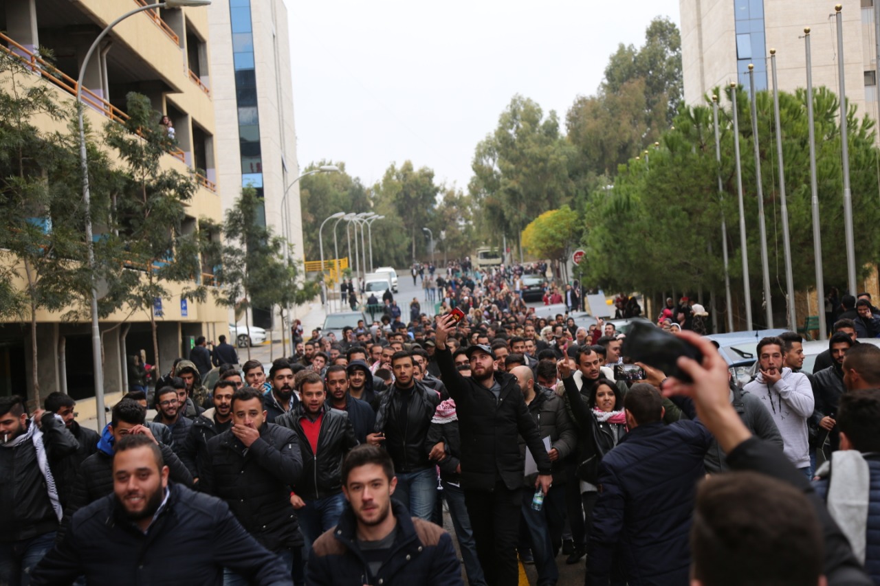 طلبة ’البترا‘ ينظمون وقفة اعتزاز بجامعتهم