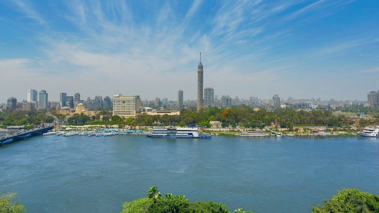 مصري يلقي أولاده الثلاثة في نهر