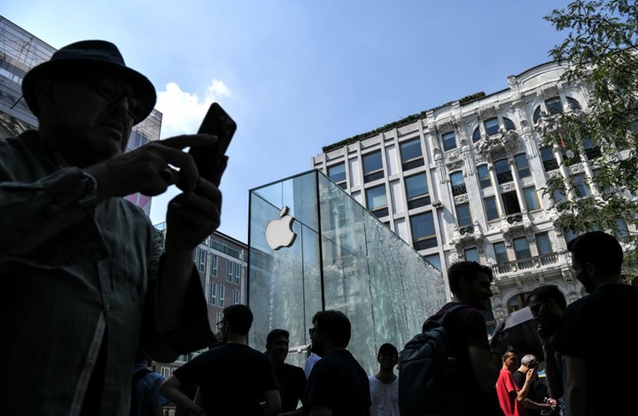 أبل تتراجع إلى ثالث شركة أمريكية