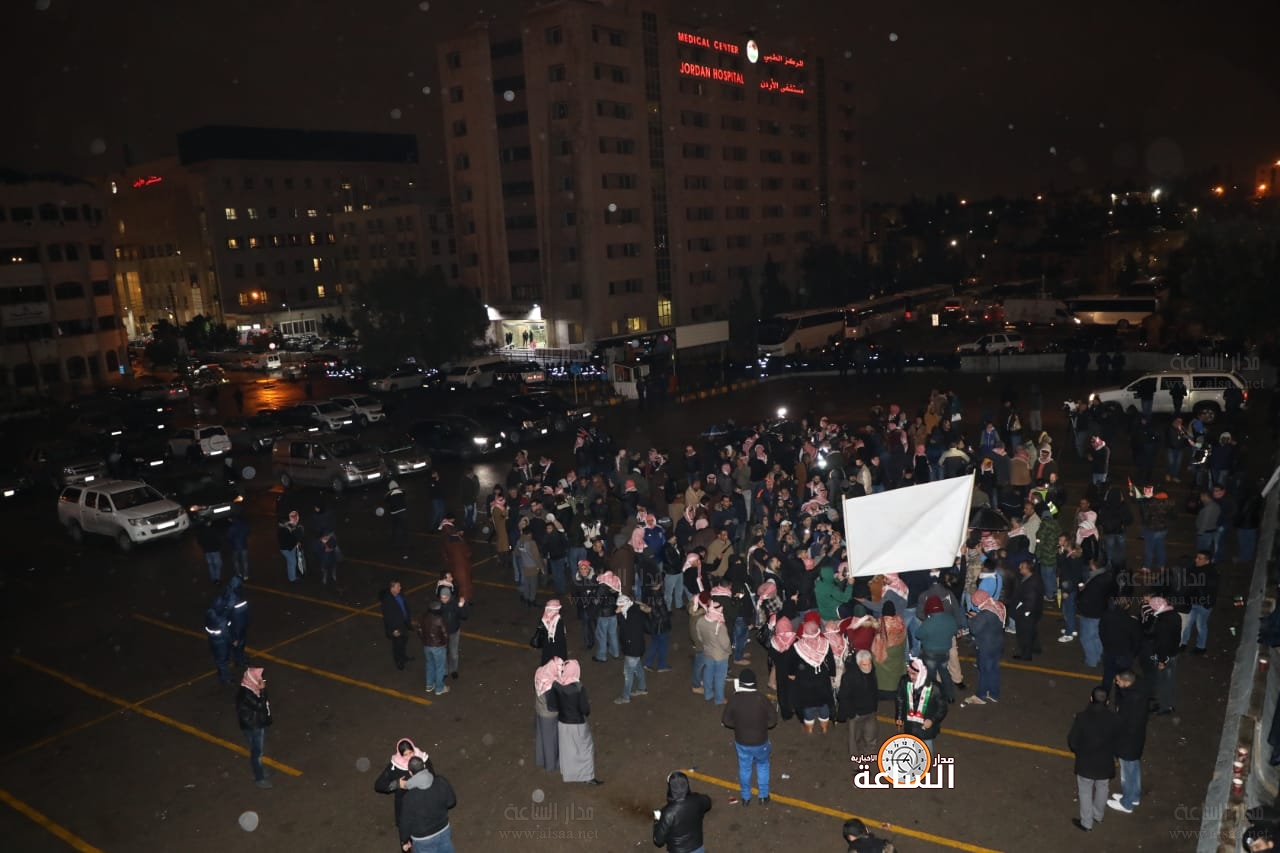 ناشطون يجددون وقفة احتجاجية قرب الدوار