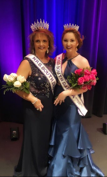 أم وابنتها تفوزان بلقب ملكة جمال