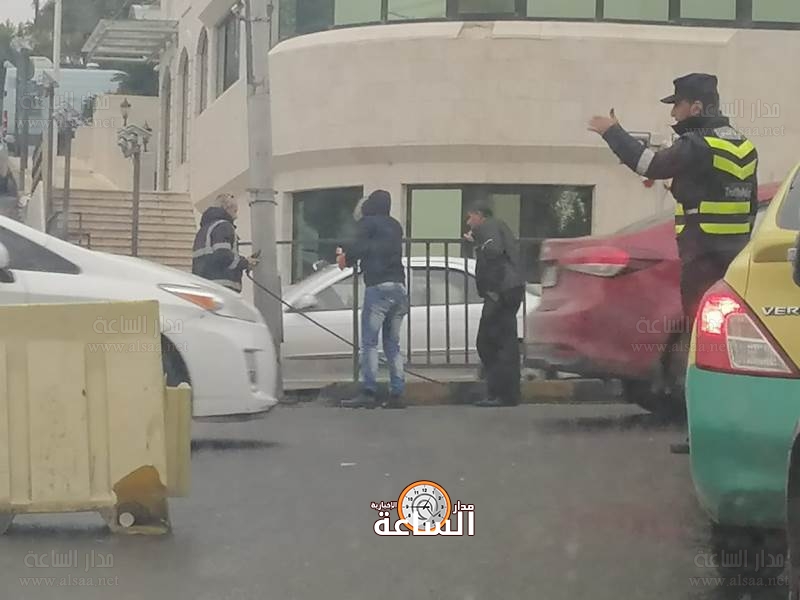 بعد الاعتصامات.. الأمانة تركّب حواجز حديدية