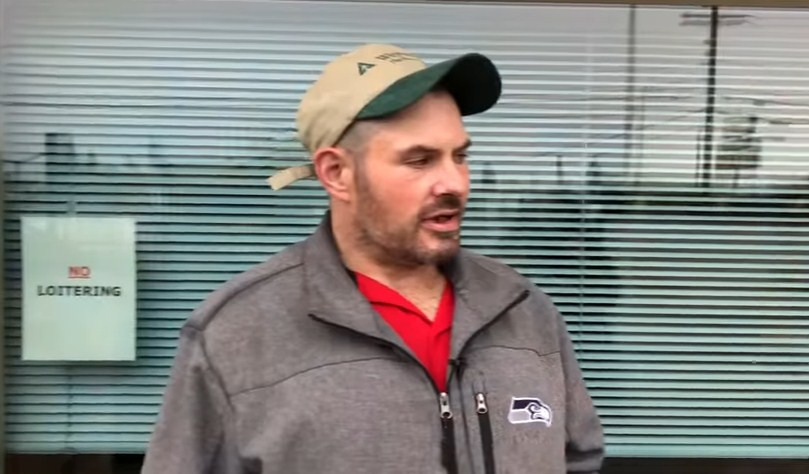 مشرد يعثر على 17 ألف دولار