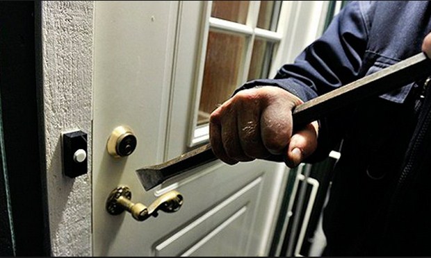 القبض على شخصين اعتديا على رجل