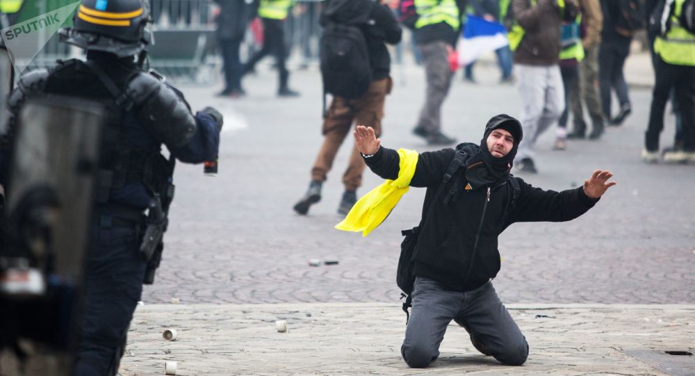 بالفيديو.. . متظاهر يدفع ثمن تحديه