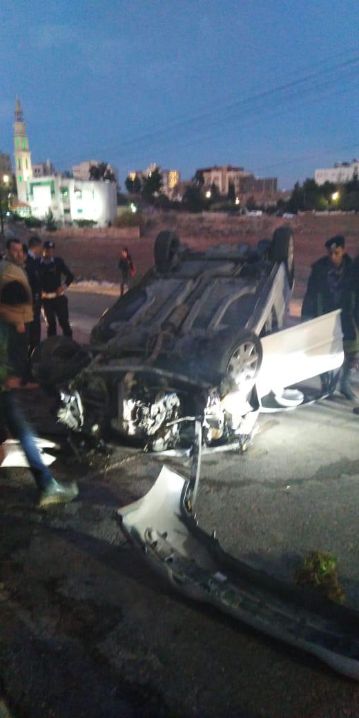 وفاة واصابتان باصطدام مركبة بجدار منزل