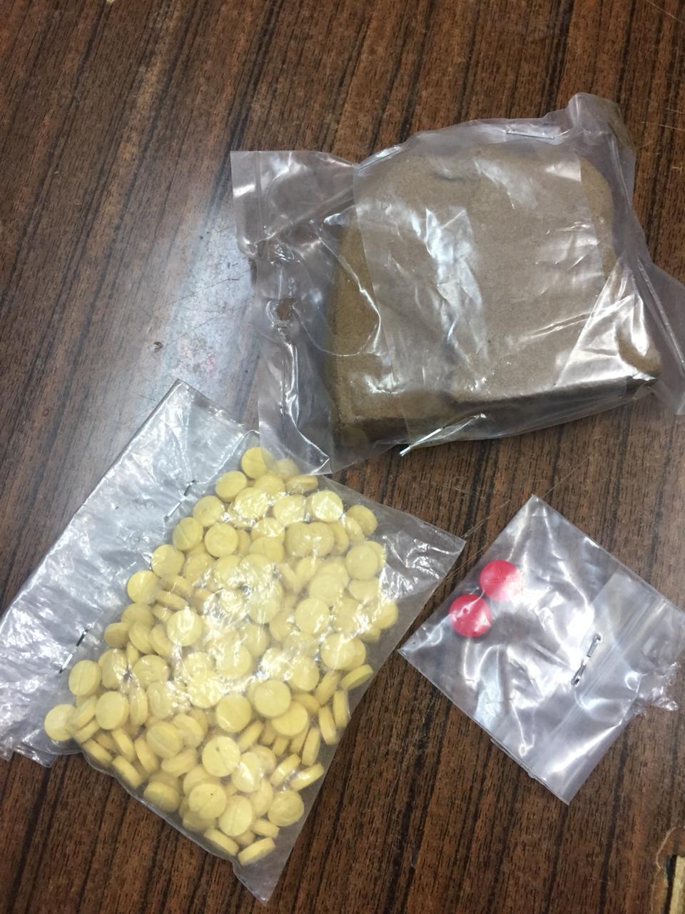 ضبط مخدرات أخفيت في ملابس أحد