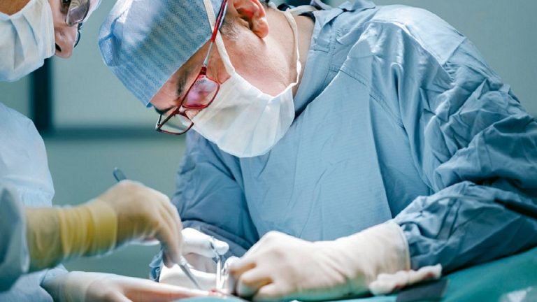 شجار بين أطباء داخل غرفة عمليات