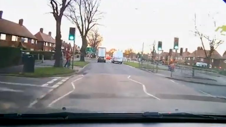 بالفيديو.. طفل ينجو بأعجوبة من الموت