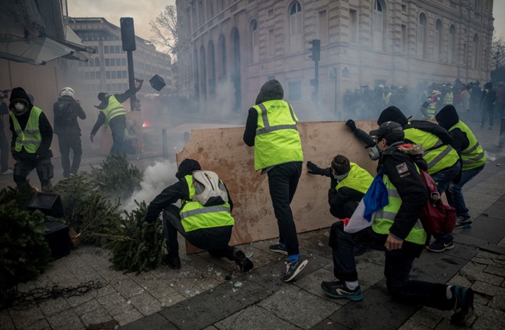 متظاهر سوري في باريس يحرج قناة