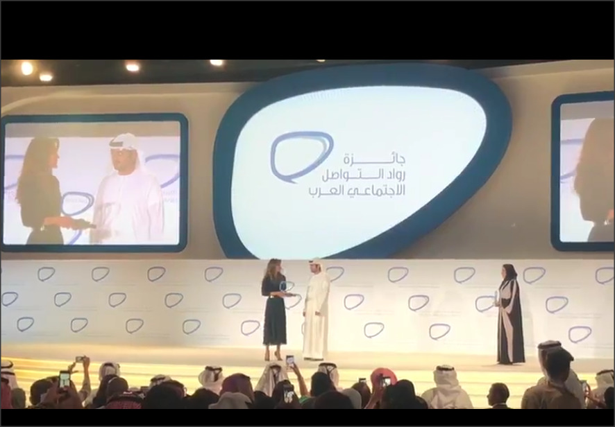 الشيخ مكتوم يسلم الملكة رانيا العبدالله