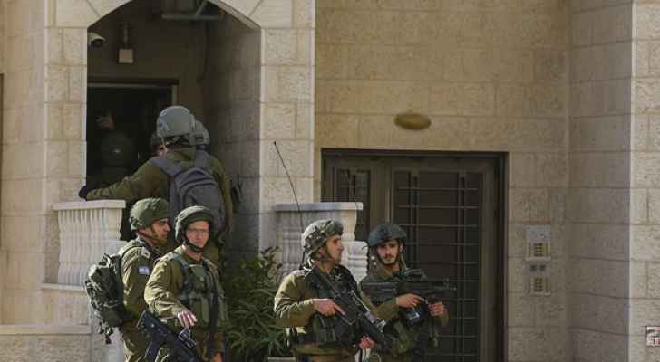 دبابات الاحتلال تقتحم وكالة الانباء الفلسطينية