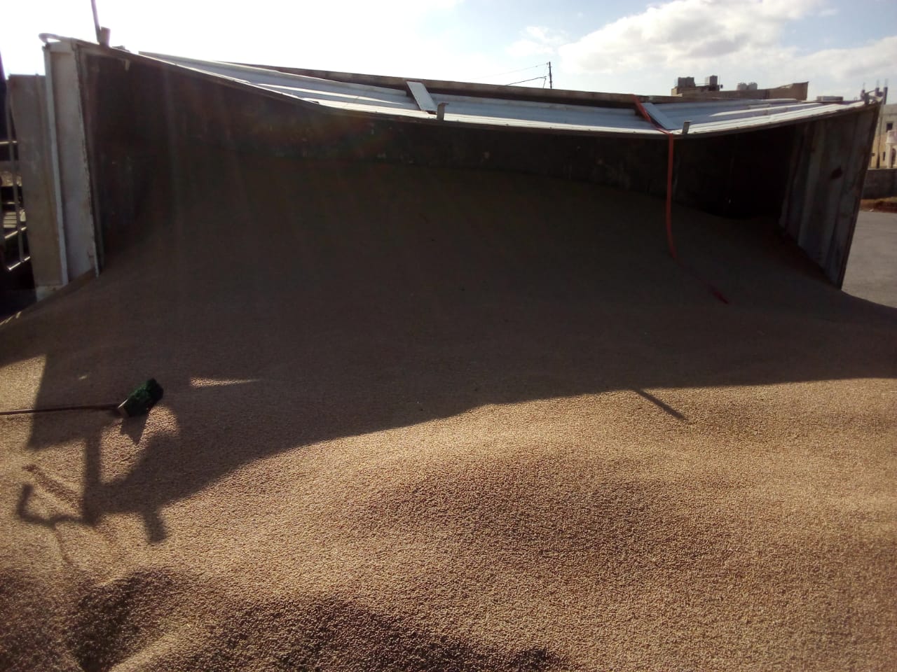 تدهور تريلا محملة بالقمح بـ «خريبة