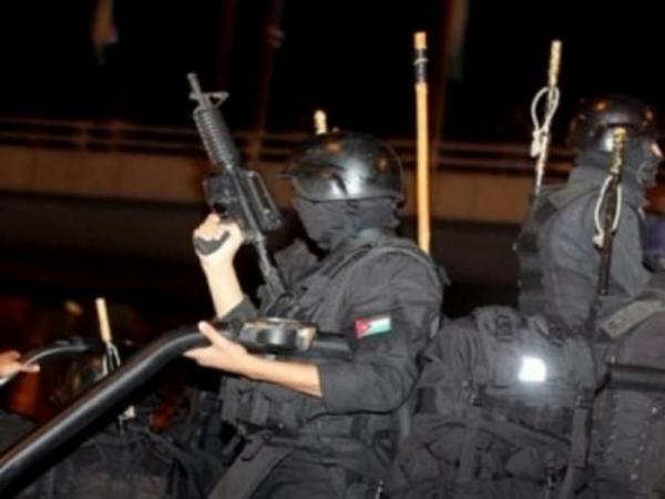 مداهمة أمنية لمنزل مطلوب في الرمثا