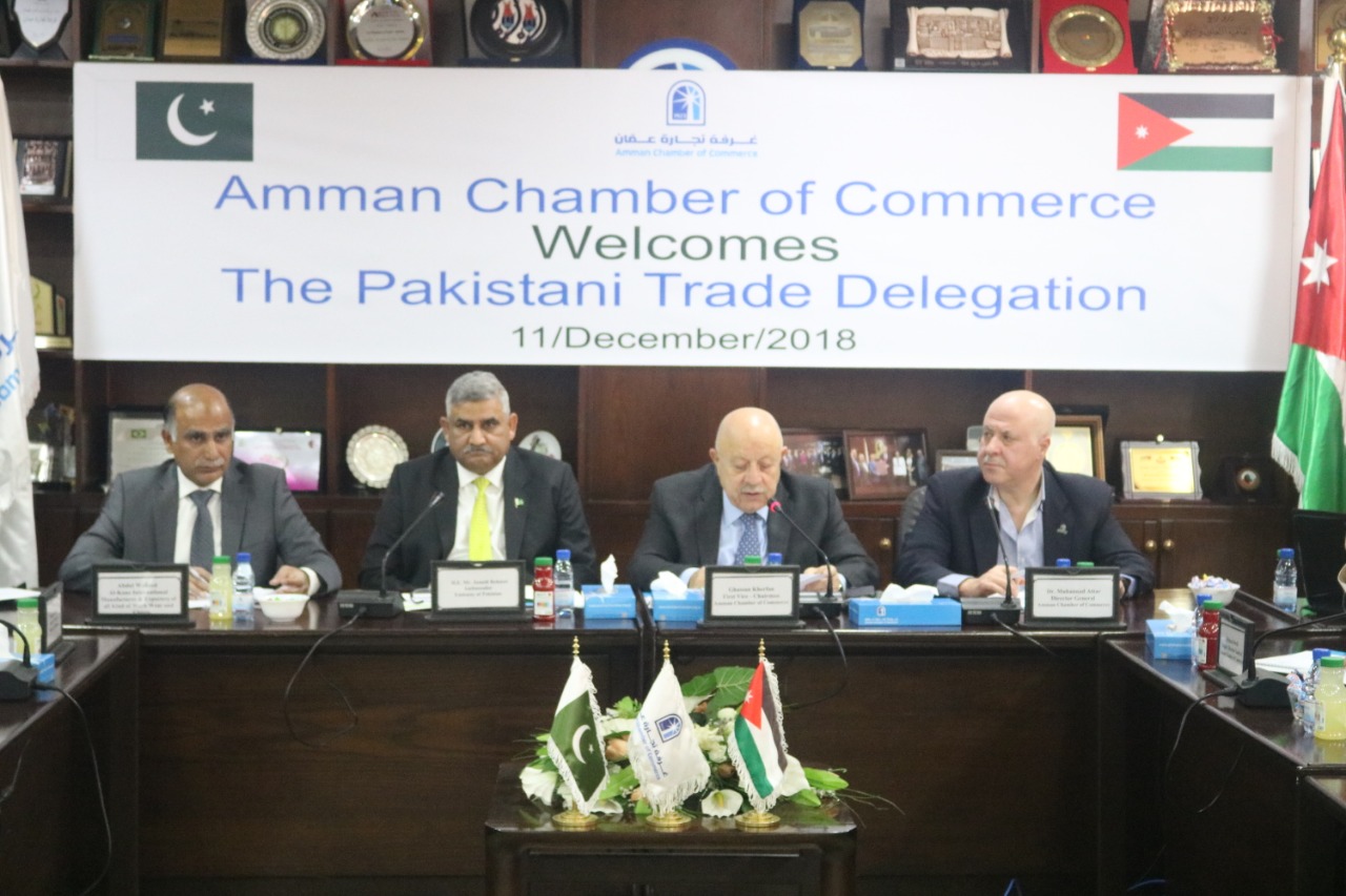 رئيس تجارة عمان يفتتح معرض المنتجات