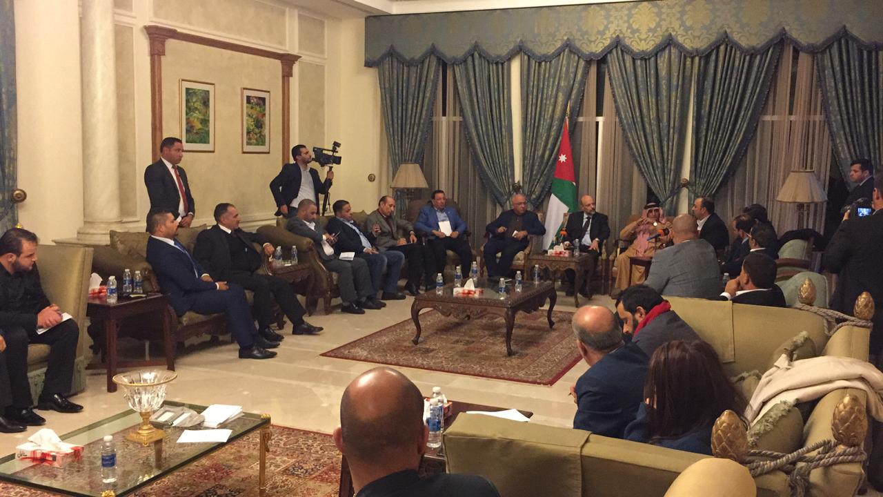 «هاتف المخابرات».. وخفايا لقاء الرزاز بحراكيين