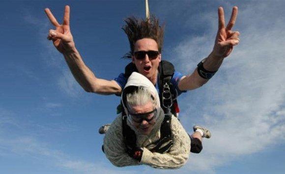 مسنة تمارس رياضة القفز (فيديو)