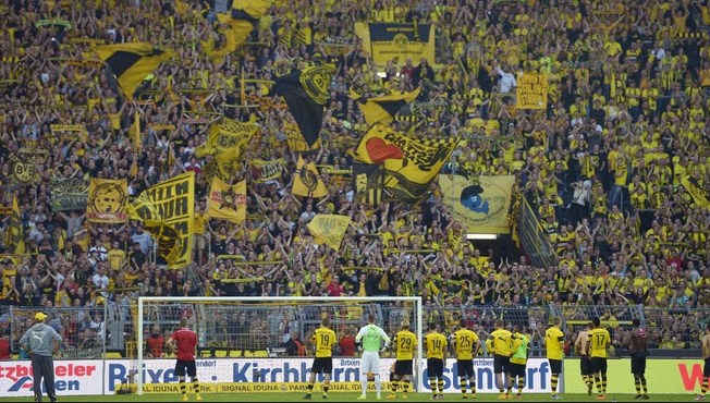 جماهير دورتموند تعيد هاتفا لفتاة فقدته