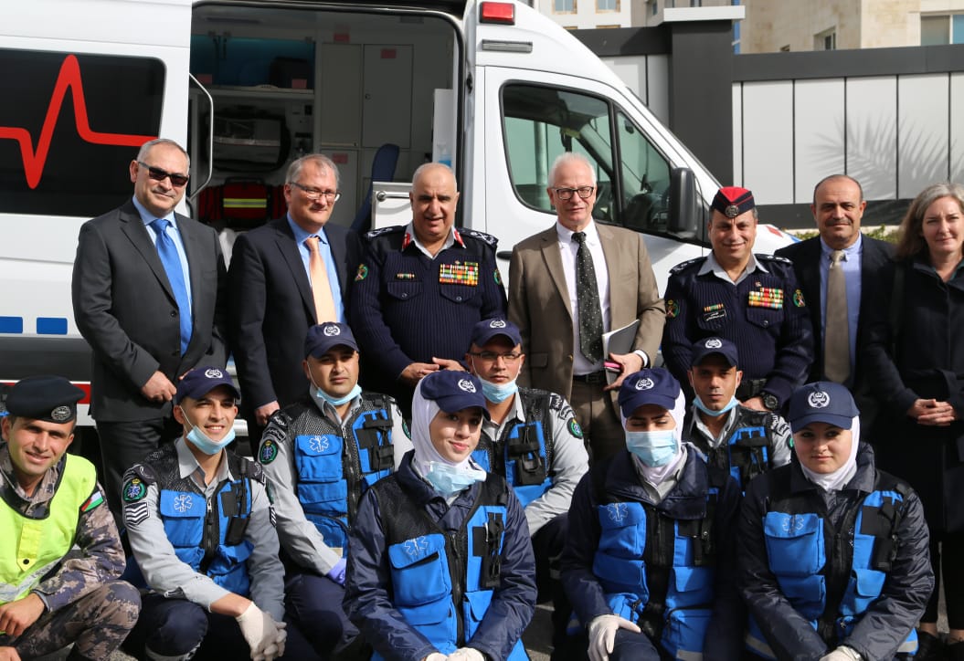 الدفاع المدني تتسلم 145 سيارة إسعاف