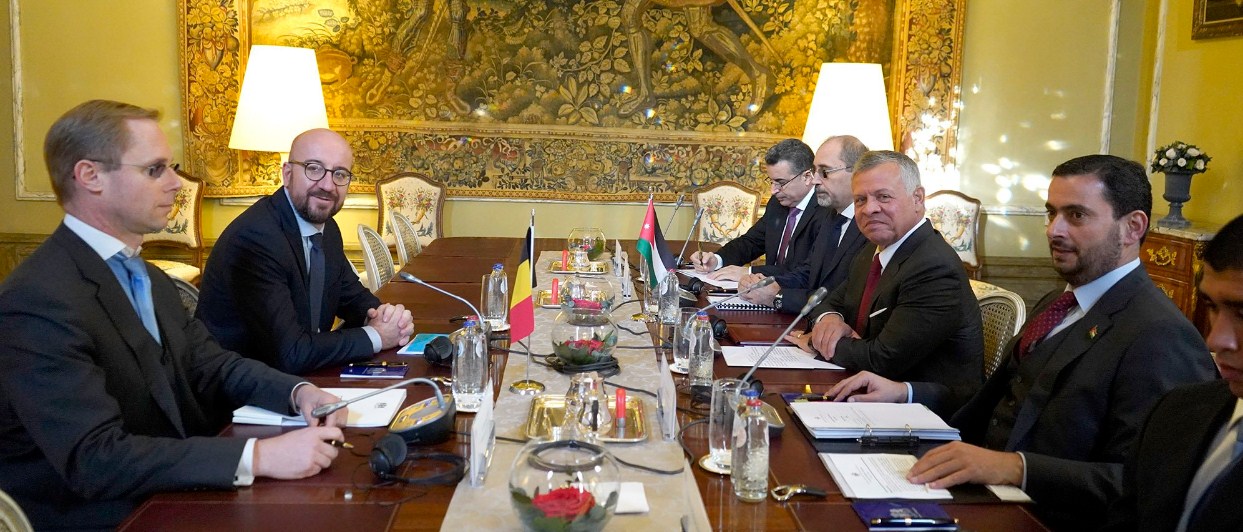 الملك يجري مباحثات مع رئيس وزراء