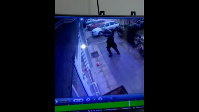 بالفيديو.. .إنقاذ فتاة سقطت من الطابق