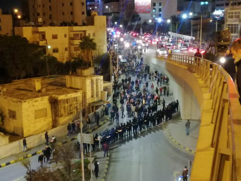 محتجو الرابع يطالبون باصلاحات والامن يدعوهم