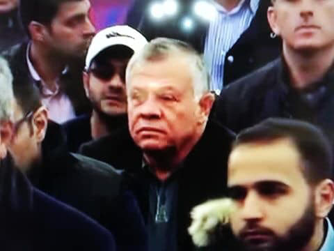 شاهد.. الملك يؤدي صلاة الجمعة بالعبدلي