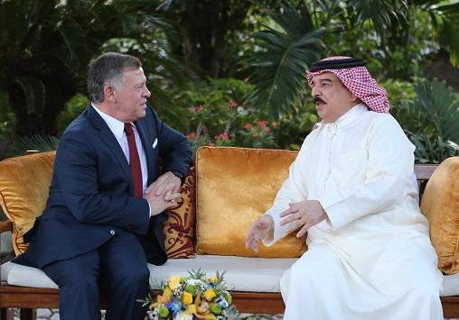 الملك يهنئ ملك البحرين