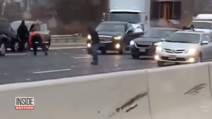 بالفيديو.. . أموال تتطاير على الطريق