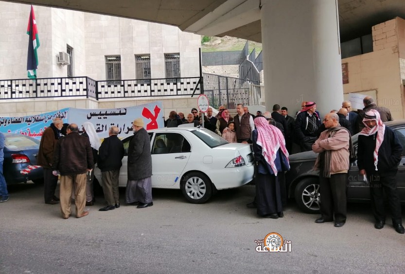 مواطنو الفحيص وماحص يعتصمون أمام محكمة