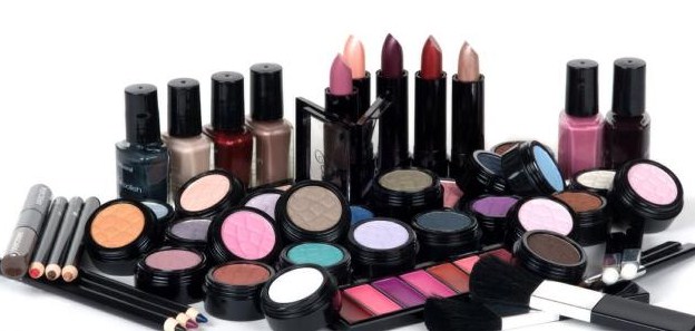 «المستهلك» تحذر من شراء مساحيق التجميل