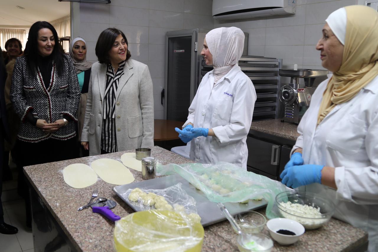 وزيرة التخطيط تتفقد مشاريع تنموية مولها