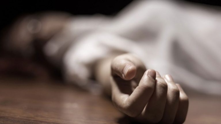 أردنية تلقي بنفسها أمام أبنائها من