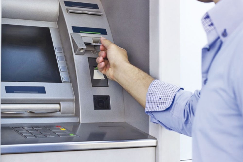 رجال يستولون على جيوب السيدات في