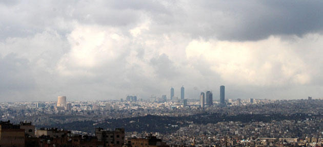 طقس غائم اليوم ومنخفض جوي يؤثر