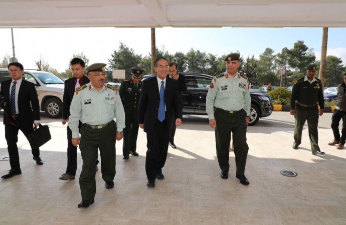 السفارة الصينية تتبرع بأجهزة طبية لمركز