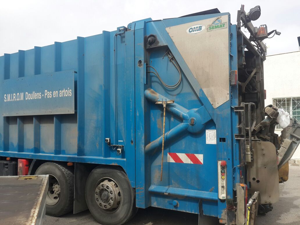 احباط تهريب مكسرات وشوكلاته بحاويات نفايات