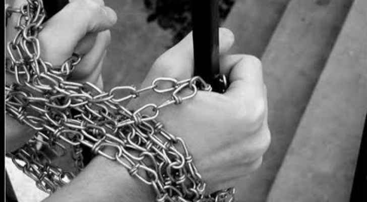 مصر.. أم تعذب إبنتها بطريقة وحشية