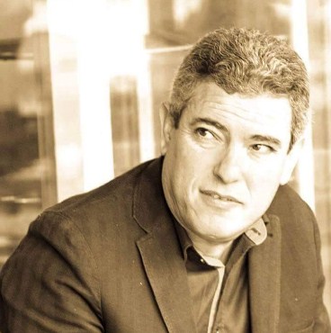 «طرق بسيطة لفهم العالم» ديوان جديد