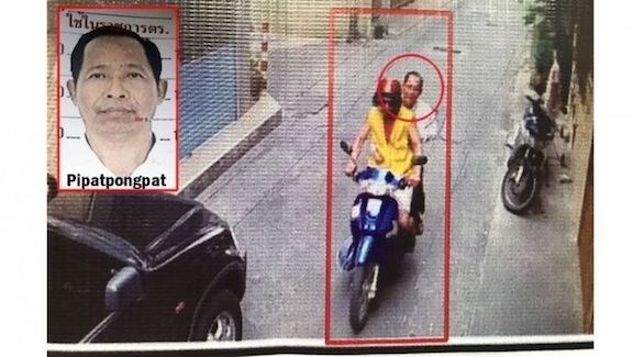 يفتتح متجر مجوهرات وهمي لسرقة ماسة