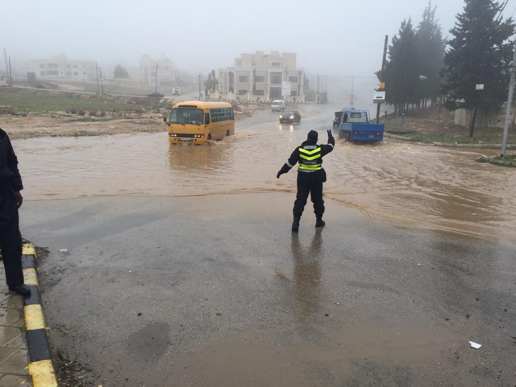 أزمة سير خانقة وارتفاع منسوب المياه