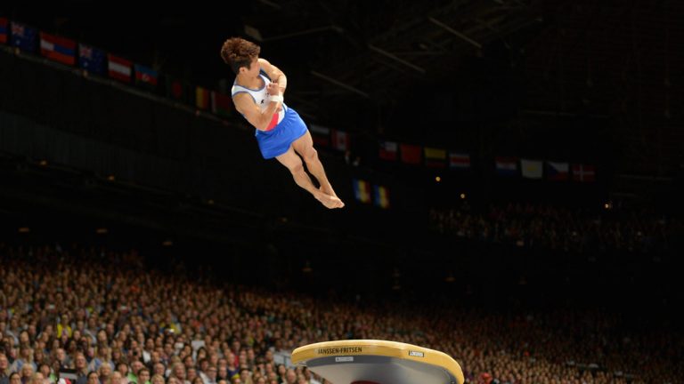 بالفيديو.. مدرب جمباز يتعرض لحادثة مرعبة