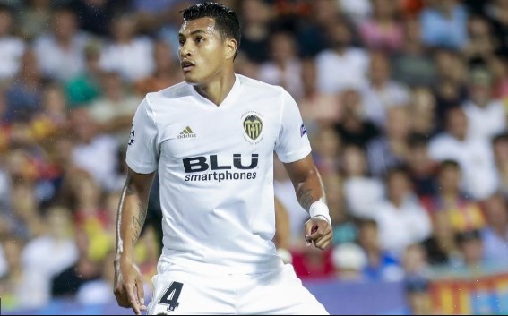 برشلونة يحسم صفقته الدفاعية المنتظرة