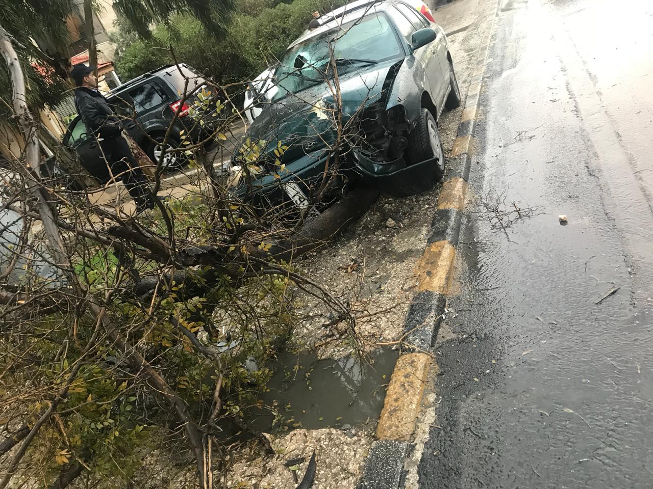 شاحنة تصطدم بـ 8 مركبات في