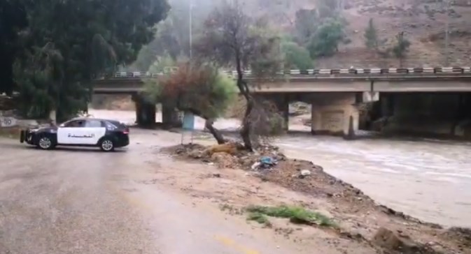 اغلاق طريق فرعي محاذية لسيل جرش