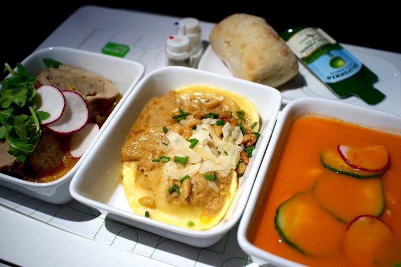 وجبات الطائرات تصيب بـ10 أمراض