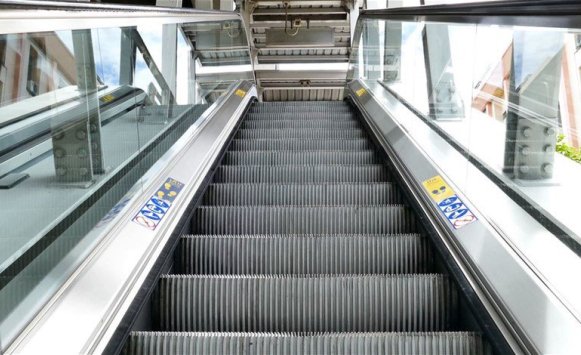 وفاة رجل بسبب السلّم الكهربائي