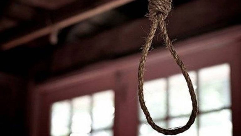 امرأة تضع حملها لحظة شنق نفسها