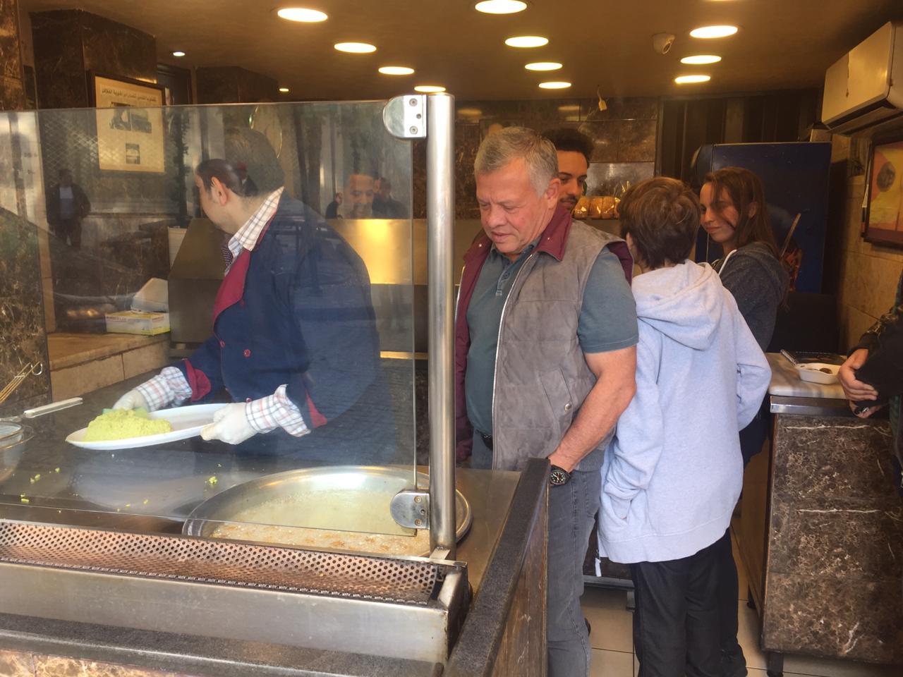 غداء الملك والعائلة يوم الجمعة «فلافل»..